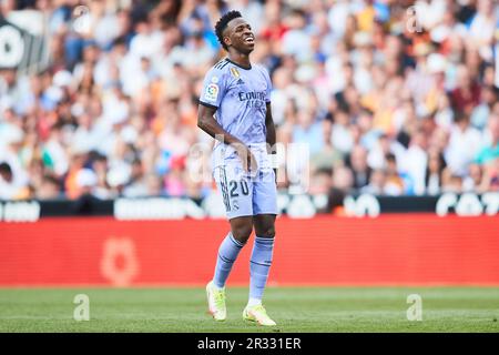 Vinicius Junior Winger gauche du Real Madrid et le Brésil fait un deux avec ses doigts pour provoquer les fans de Valence pendant le match LaLiga Santander Banque D'Images