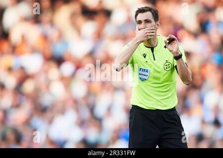 Ricardo de Burgos Bengoetxea arbitre pendant le match de la Liga entre Valencia CF et Real Madrid au stade Mestalla sur 21 mai 2023. Banque D'Images