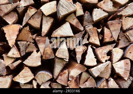 Texture de bois haché. Bois pour brûler dans le poêle ou la cheminée. Pile de pièces de bois de fond. Banque D'Images