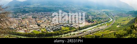 Panorama aérien avec une brume lumineuse sur la ville de trente, Trentin-Haut-Adige, Italie Banque D'Images