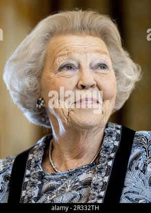 CHEF de FILE - la princesse Beatrix lors de la remise du Prix Jantje Beton à la mairie de Leiden. Le prix est décerné à la municipalité la plus conviviale des pays-Bas. ANP KOEN VAN WEEL pays-bas hors - belgique hors Banque D'Images