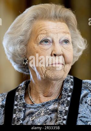 CHEF de FILE - Princesse Beatrix lors de la présentation du Prix Jantje Beton à la mairie de Leiden. Le prix est décerné à la municipalité la plus conviviale des pays-Bas. ANP KOEN VAN WEEL pays-bas hors - belgique hors Banque D'Images