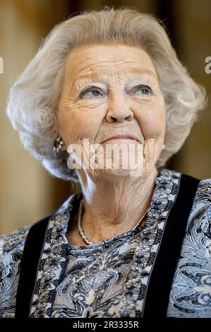 CHEF de FILE - Princesse Beatrix lors de la présentation du Prix Jantje Beton à la mairie de Leiden. Le prix est décerné à la municipalité la plus conviviale des pays-Bas. ANP KOEN VAN WEEL pays-bas hors - belgique hors Banque D'Images