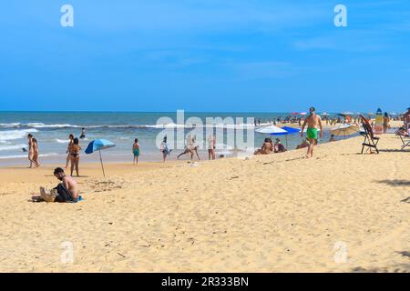 Trancoso, quartier de Porto Seguro, BA, Brésil - 06 janvier 2023: Les gens sur la plage de Nativos appréciant la journée sur la plage. Banque D'Images