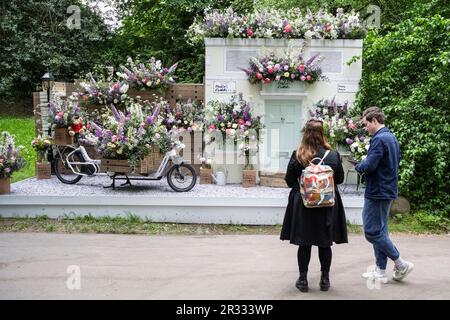 Londres, Royaume-Uni. 22 mai 2023. Les gens voient une exposition au jour de la presse du RHS Chelsea Flower Show dans le domaine de l'Hôpital Royal Chelsea. Le spectacle se déroulera jusqu'au 27 mai 2023. Credit: Stephen Chung / Alamy Live News Banque D'Images