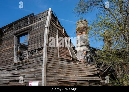 Maison en bois partiellement brûlée et effondrée dans le quartier de Kopli à Tallinn, Estonie Banque D'Images