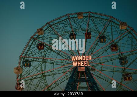 Wonder Wheel Ferris Wheel la nuit à Coney Island, Brooklyn, New York Banque D'Images