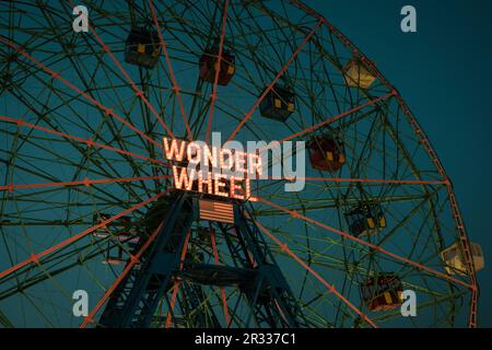 Wonder Wheel Ferris Wheel la nuit à Coney Island, Brooklyn, New York Banque D'Images