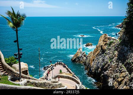 Les plongeurs de la falaise de la Quebrada à Acapulco, Mexique Banque D'Images