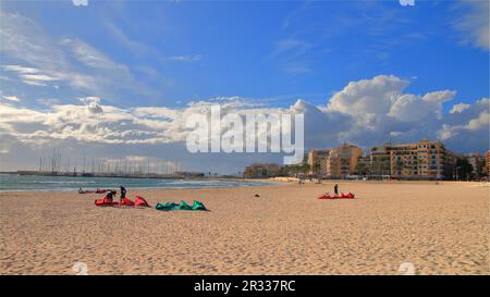 La photo est la vie de plage de l'île de Palma de Majorque pendant la basse saison en automne. Banque D'Images