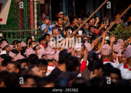 Lalitpur, Népal. 22nd mai 2023. Les dévotés tirent le char de Rato Machindranath lors du festival de Rato Machindranath à Lalitpur, au Népal, au 22 mai 2023. Rato Machindranath est connu comme le dieu de la pluie et les hindous et les bouddhistes adorent Machindranath pour la bonne pluie pour prévenir la sécheresse pendant la saison de récolte du riz. Credit: Hari Maharajan/Xinhua/Alamy Live News Banque D'Images