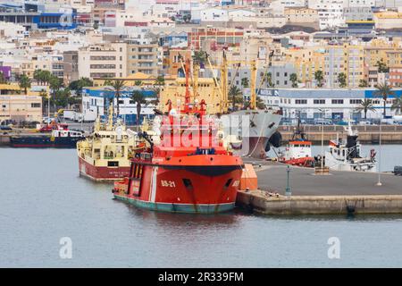Orange, navire de sauvetage, de sauvetage, de lutte contre les incendies et la pollution, Miguel de Cervantes, amarré dans le port de Las Palmas. Las Palmas, Gran Canaria, SPAI Banque D'Images