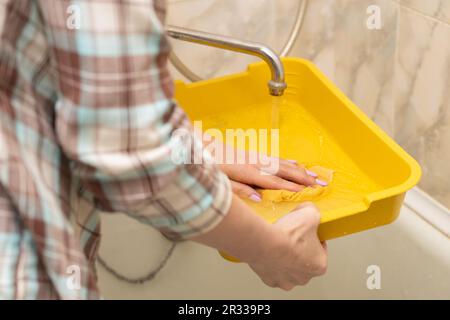 femme lavant la boîte à litière de chat dans la salle de bains. nettoyage des détritus cat Banque D'Images