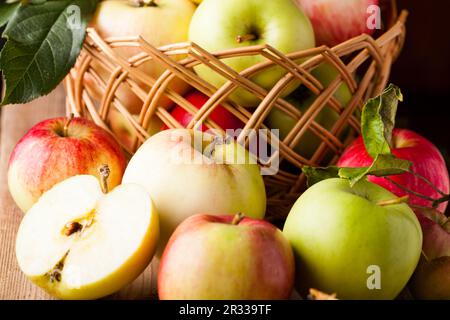 Pommes sur table en bois Banque D'Images