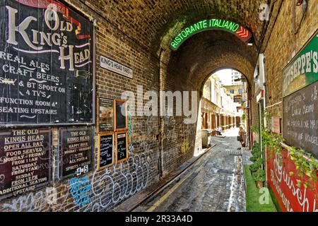 London Southwark Kings Head Yard et panneaux pour le Old Kings Head Pub Banque D'Images