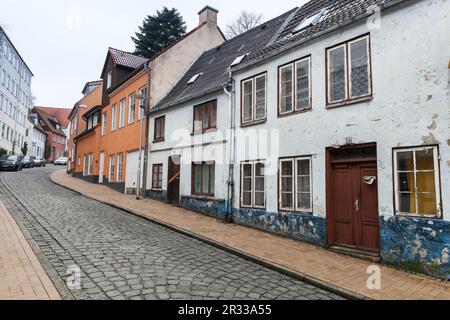 Flensburg, Allemagne - 10 février 2017: Vue sur la rue avec de vieilles maisons résidentielles dans une rangée le long de la rue dans la vieille ville de Flensburg Banque D'Images