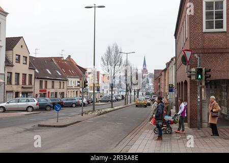 Flensburg, Allemagne - 10 février 2017: Vue sur la rue de la vieille ville de Flensburg. Les gens attendent le feu vert à la traversée pour piétons Banque D'Images