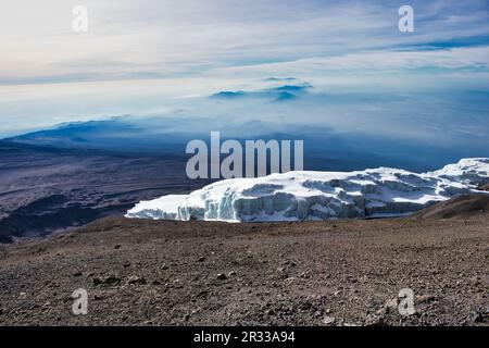 Vue sud du glacier Rebmann depuis le bord du cratère Kibo sur Kilimanjaro, Tanzanie Banque D'Images