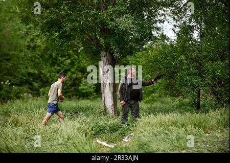 STEPNOHIRSK, UKRAINE - le 19 MAI 2023 - les résidents locaux sont vus à l'extérieur à Stepnohirsk, dans la région de Zaporizhzhia, dans le sud-est de l'Ukraine. Banque D'Images