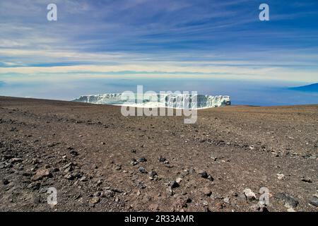 Glacier Rebmann avec toile de fond du Mont Meru dans la lumière du matin vue depuis le bord du cratère Kibo sur Kilimanjaro, Tanzanie Banque D'Images