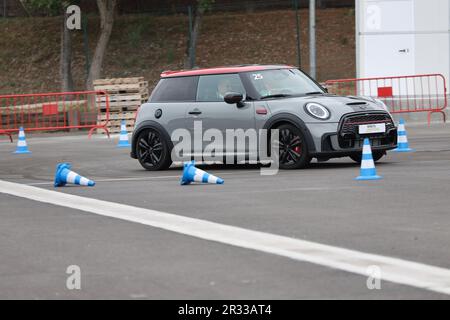 Expérience de conduite d'essai de Mini Cooper avec des membres de la conduite publique à vitesse autour d'un circuit avec bornes Banque D'Images