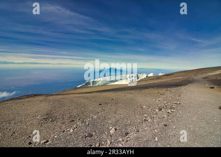 Glacier Rebmann avec toile de fond du Mont Meru dans la lumière du matin vue depuis le bord du cratère Kibo sur Kilimanjaro, Tanzanie Banque D'Images