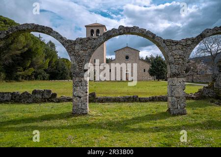 Portique del Pellegrino et Abbaye de S. Vincenzo al Volturno. Rocchetta a Volturno, Isernia, Molise, Italie, Europe. Banque D'Images