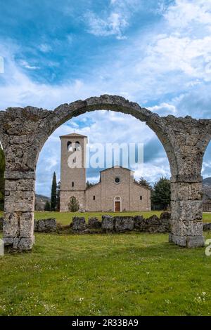 Portique del Pellegrino et Abbaye de S. Vincenzo al Volturno. Rocchetta a Volturno, Isernia, Molise, Italie, Europe. Banque D'Images