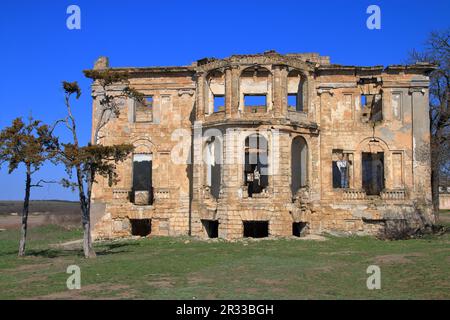 La photo montre les ruines de l'ancien palais-domaine des Dubetsky-Pankeyevs appelé le Wolf's Lair dans la région d'Odessa, le village de Vasilyevka. Banque D'Images