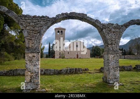 Portique del Pellegrino et Abbaye de S. Vincenzo al Volturno. Rocchetta a Volturno, Isernia, Molise, Italie, Europe. Banque D'Images