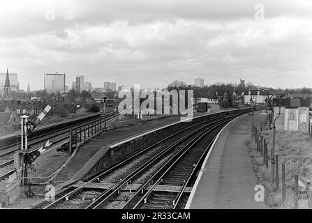 Vue sur la gare de Selsdon depuis le poste de signalisation Banque D'Images