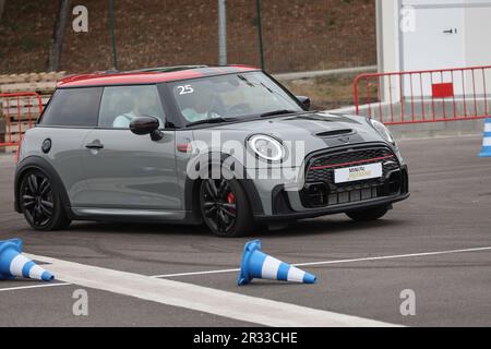 Expérience de conduite d'essai de Mini Cooper avec des membres de la conduite publique à vitesse autour d'un circuit avec bornes Banque D'Images