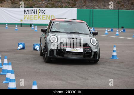 Expérience de conduite d'essai de Mini Cooper avec des membres de la conduite publique à vitesse autour d'un circuit avec bornes Banque D'Images