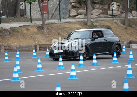 Expérience de conduite d'essai de Mini Cooper avec des membres de la conduite publique à vitesse autour d'un circuit avec bornes Banque D'Images