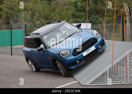 Mini Cooper S testé par des clients en haut d'une rampe à l'expérience de conduite Mini au circuit de Catalogne à Montmelo, Espagne Banque D'Images