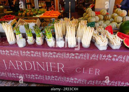 Asperges blanches et vertes joliment exposées à l'extérieur d'un marché sur la rue Cler, 7th arrondissement, Paris, France. Banque D'Images