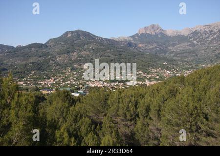 Vue depuis le train de Palma à Soller donnant sur les villes et la campagne Banque D'Images