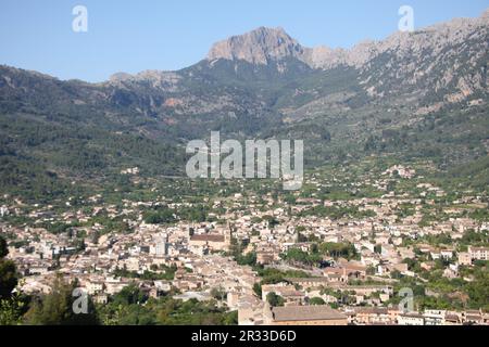 Vue depuis le train de Palma à Soller donnant sur les villes et la campagne Banque D'Images