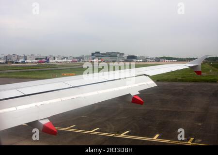 Vue sur le terminal sud de l'aéroport de Londres Gatwick prise d'une cabine d'un Airbus A320 de British Airways arrivant Banque D'Images