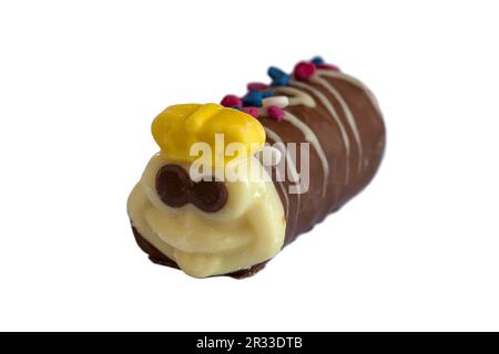 Couronnement Colin The Caterpillar Chocolate Sponge Mini Rolls Cake de Marks & Spencer M&S sur fond blanc pour le couronnement du roi Charles III Banque D'Images