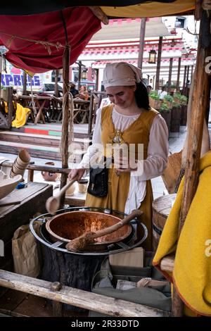 Olde Hansa le restaurant médiéval, fille en robe traditionnelle, propose une cuisine estonienne traditionnelle populaire dans la vieille ville de Tallinn, Estonie Banque D'Images