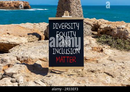 SYMBOLE DE la matière d'inclusion DE L'équité DE la diversité DEI. Les mots de concept DEI diversité équité et inclusion sont importants sur beau tableau noir. Belle pierre s Banque D'Images