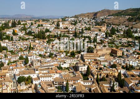 Grenade, Espagne - 12 octobre 2021 : détails architecturaux du palais fortifié de l'Alhambra situé sur la colline de Sabika et la ville de Grenade à Andal Banque D'Images