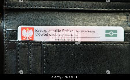 Dowód osobisty, carte d'identité polonaise (carte d'identité) dans un portefeuille noir. Aigle polonais sur fond rouge. Carte d'identité nationale en Pologne Banque D'Images