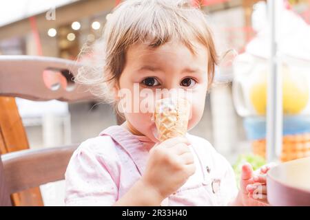 Fille mange une glace Banque D'Images