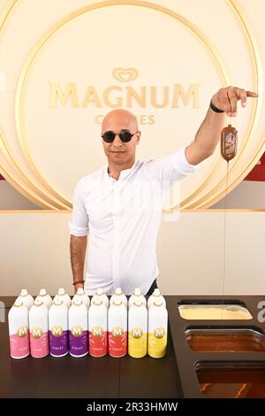 USAGE ÉDITORIAL SEUL le Dr Robert Alexander au bar à trempette expérience au Magnum Pleasure est toujours en fête à Cannes, France. Date de la photo: Lundi 22 mai 2023. Banque D'Images