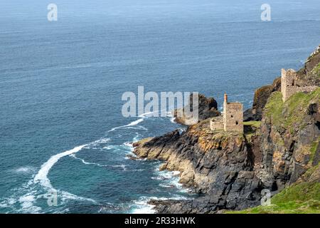 Les restes de deux mines d'étain sur le bord de la falaise à Cornwall, au Royaume-Uni Banque D'Images