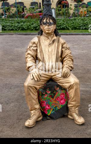 Un artiste de rue sans mouvement silencieux dans un costume peint en or au parc Esplanadi à Helsinki, en Finlande. Banque D'Images