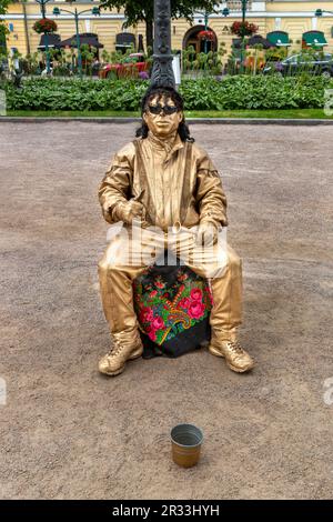 Un artiste de rue sans mouvement silencieux dans un costume peint en or au parc Esplanadi à Helsinki, en Finlande. Banque D'Images