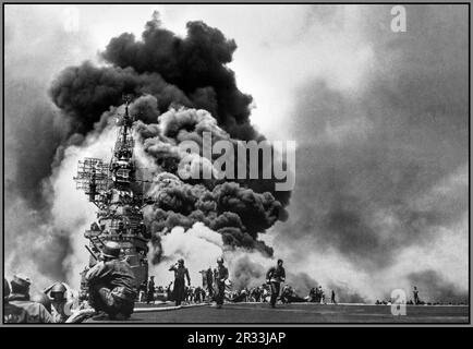 WW2 porte-avions Pacific 'USS Bunker Hill' (CV-17) après avoir été frappé par deux avions japonais kamikaze en 30 secondes le 11 mai 1945 au large de Kyushu. Mort-372. Blessés-264. Deuxième Guerre mondiale Seconde Guerre mondiale dans le Pacifique Amérique USA / Japon impérial Banque D'Images